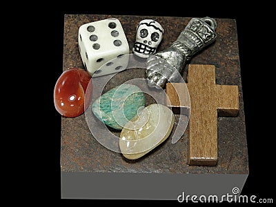 Mesa mÃ Â Ã‚Â­stica com pedras, sÃ Â Ã‚Â­bolos e objetos xamÃ¢nicos. Stock Photo